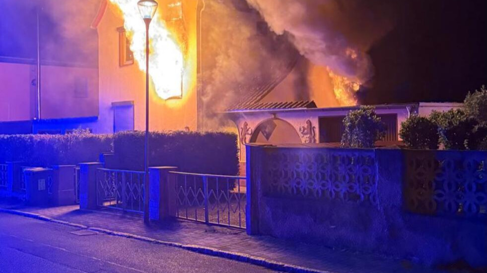 Großbrand im Wupperweg: Zwei Schwerverletzte und 300.000 Euro Schaden