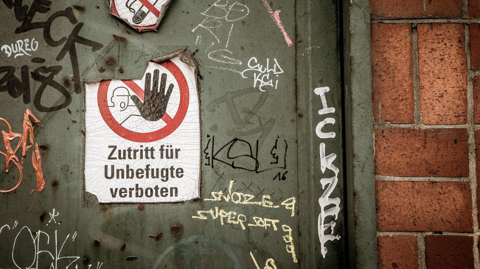 Hausfriedensbruch in leerstehendem Gebäude – Polizei trifft vier Männer an