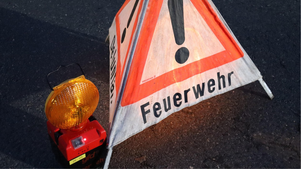 Symbolbild: Überschlag eines Kleinwagens bei Merseburg – Polizei und Rettungskräfte vor Ort