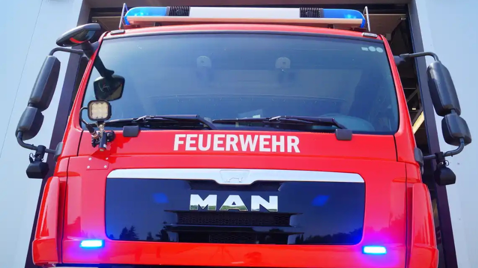 Altkleidercontainer in Merseburg brennt – Polizei ermittelt