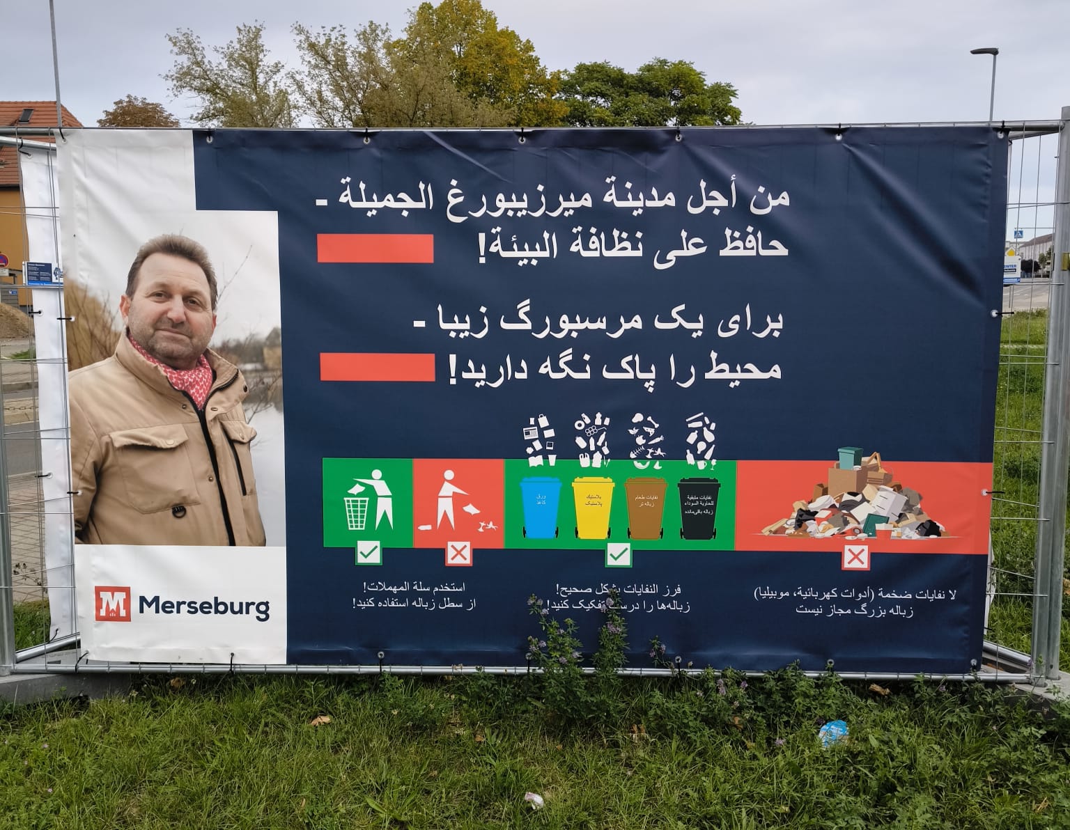 Plakat mit mehrsprachigem Hinweis zur Mülltrennung in Merseburg-Süd, nahe Straße des Friedens – sauberes Merseburg Mülltrennung