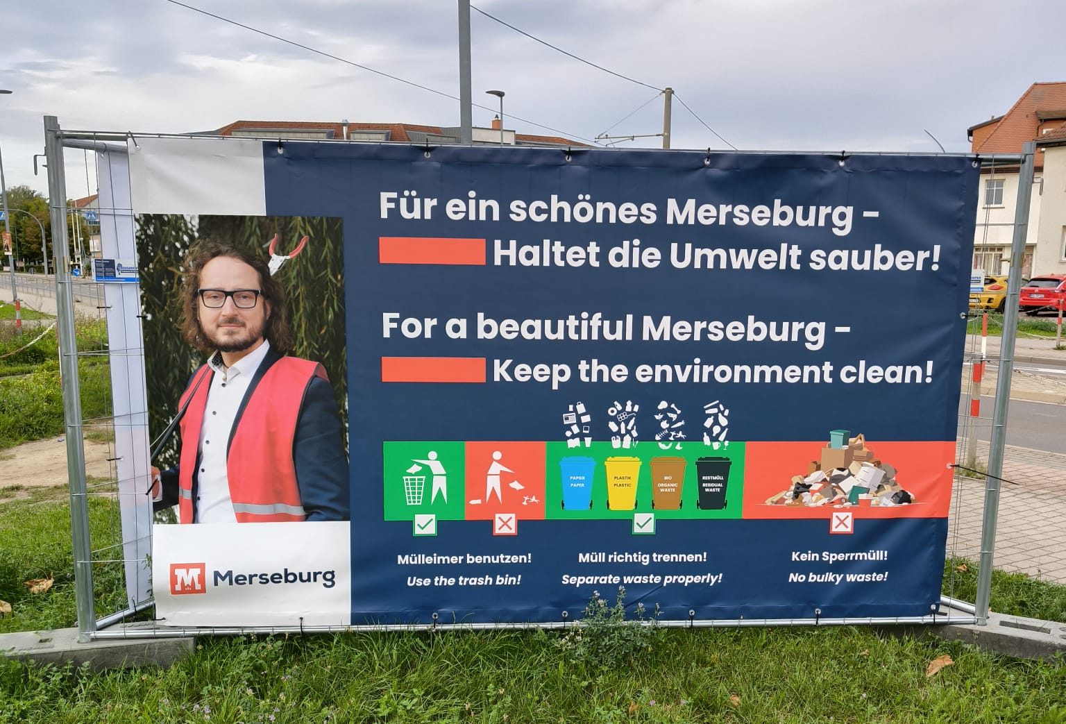 Banner zur Mülltrennung auf Deutsch und Englisch mit Merseburgs Oberbürgermeister – Aktion für ein sauberes Merseburg Mülltrennung