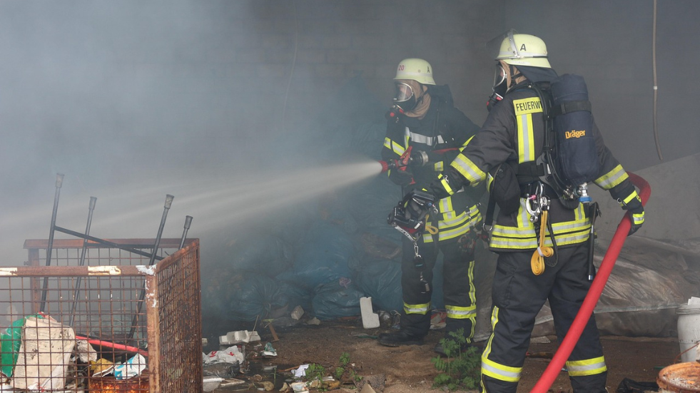 Garagenbrand im Kirschweg in Merseburg: Feuerwehr mit 22 Kräften im Einsatz