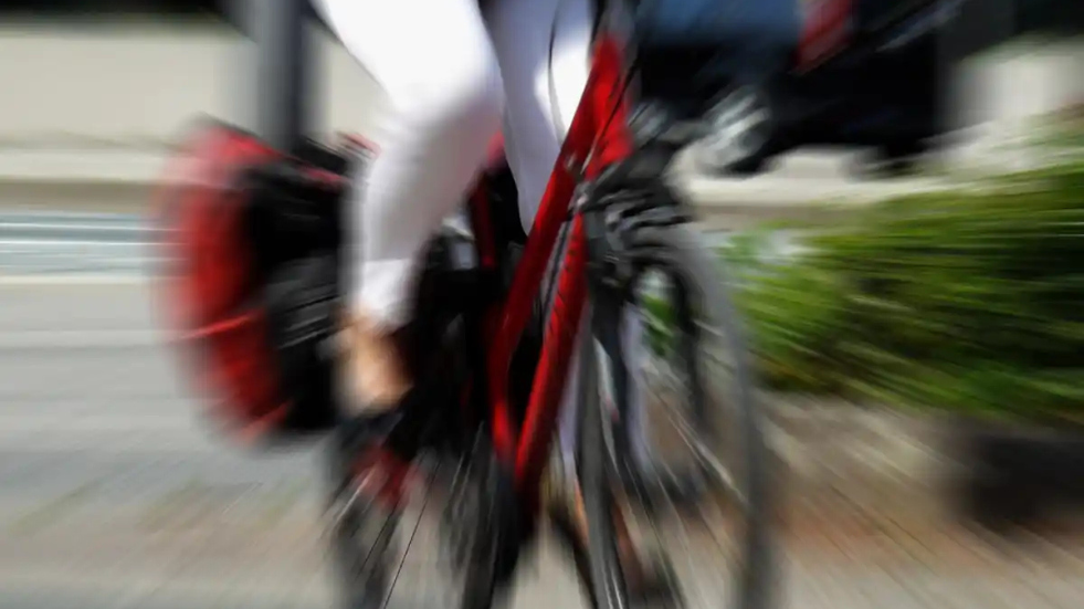 Radfahrer kollidiert mit Pkw in Merseburg: Eine Person leicht verletzt