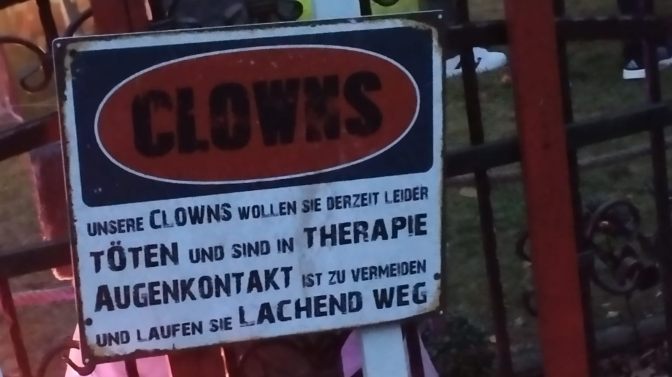 Besucher beim liebevoll dekorierten Horrorhaus von Beuna an Halloween 2025