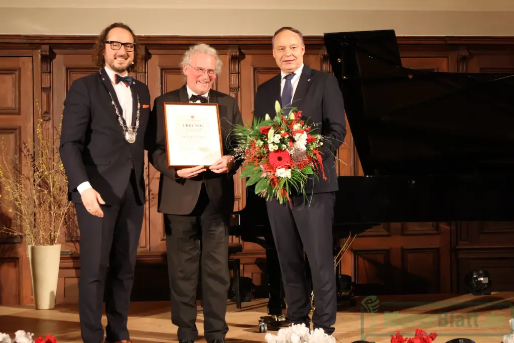 Michael Schönheit mit Urkunde zur Bürgermedaille der Stadt Merseburg beim Neujahrsempfang 2026 im Ständehaus.