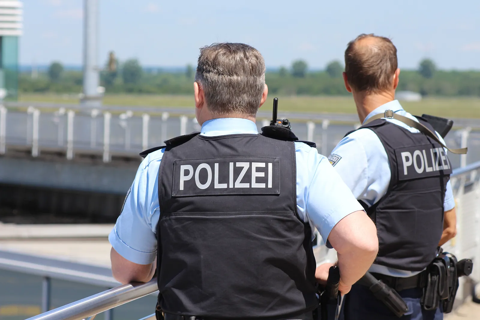 Aggressiver Mann spuckt Fahrgäste an, zeigt Hitlergruß und attackiert Bundespolizisten