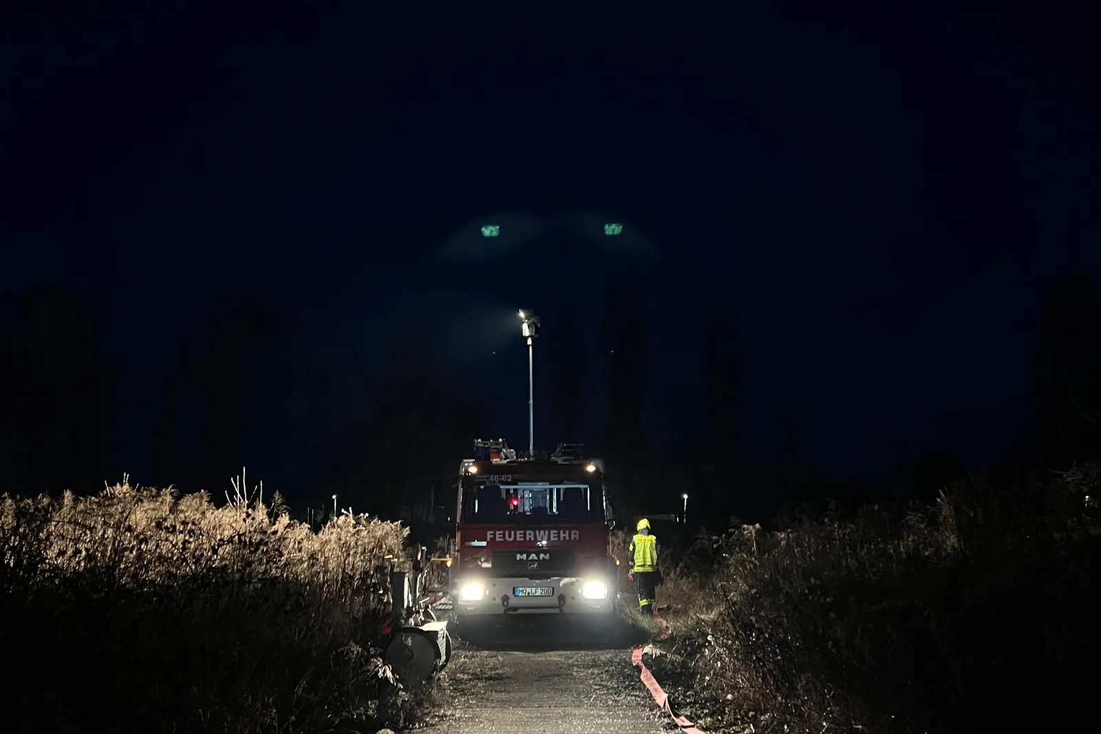 Ödlandbrand an alter Papiermühle – Feuerwehr im Großeinsatz