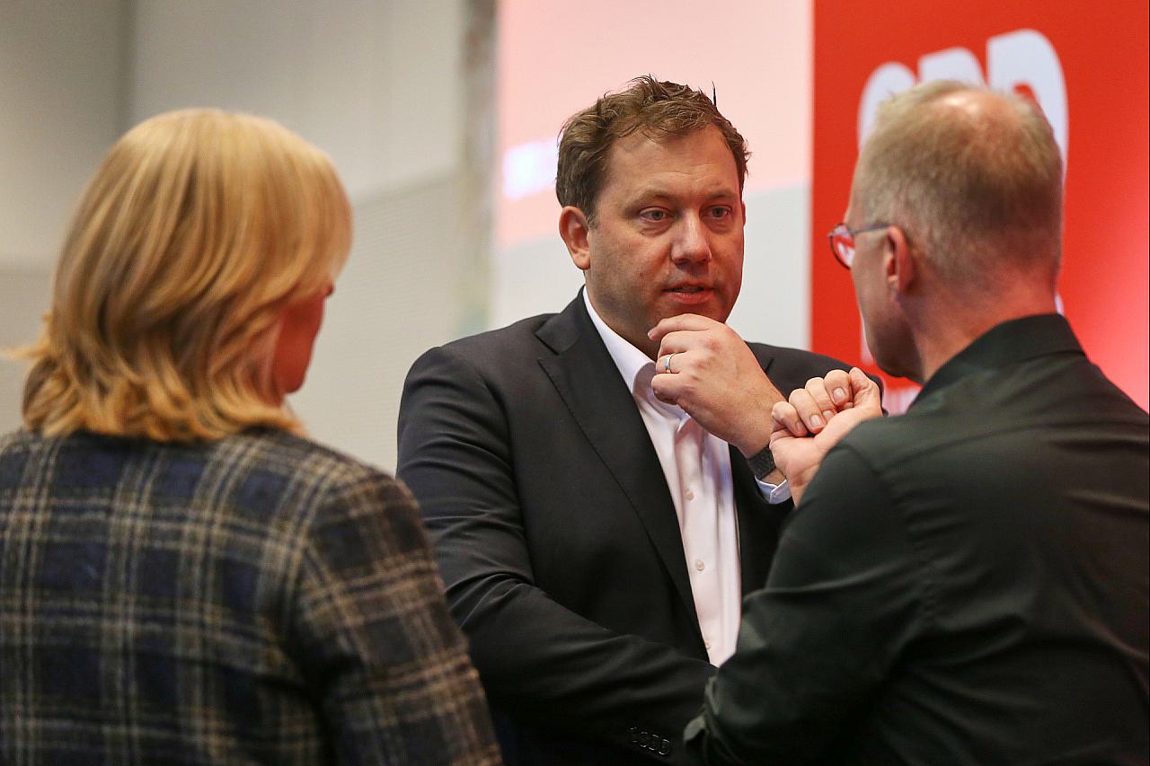 SPD fällt im Politbarometer auf Rekordtief von 13 Prozent, AfD und Grünen legen zu