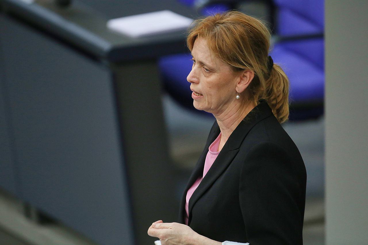 Prien verteidigt Umbau von „Demokratie leben“ gegen Kritik und kündigt Fokus auf „Mitte der Gesellschaft“ an