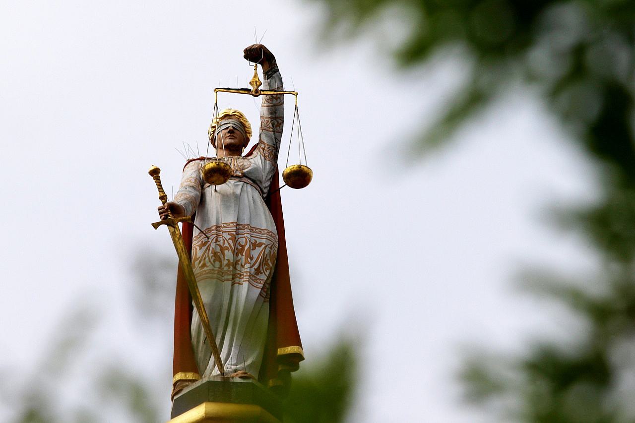 Angeklagter verletzt Verteidiger mit Kopfstoß vor Gericht in Dessau-Roßlau