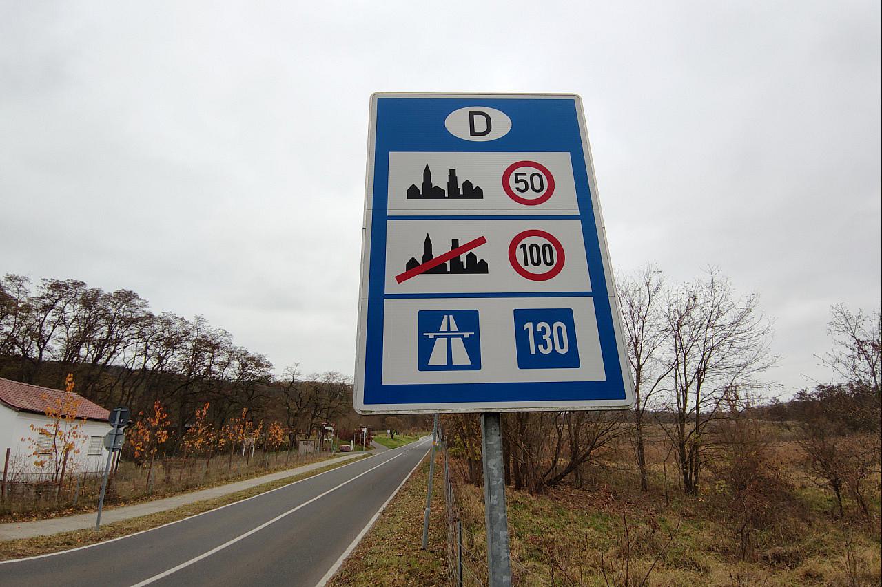 Debatte um Tempolimit und autofreie Tage angesichts drohender Sprit-Engpässe