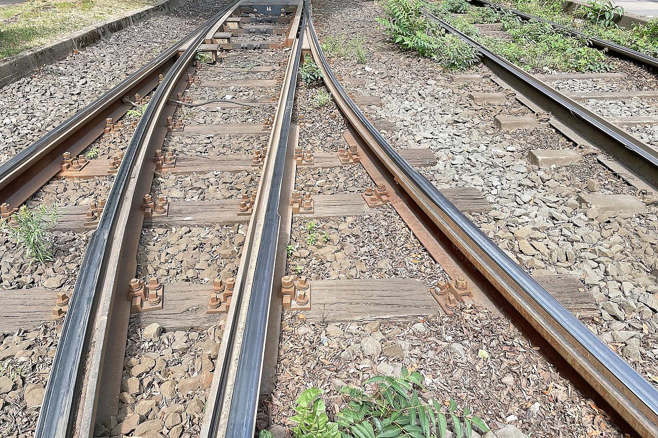 Mann setzt sich in Halle auf S-Bahn-Kupplung