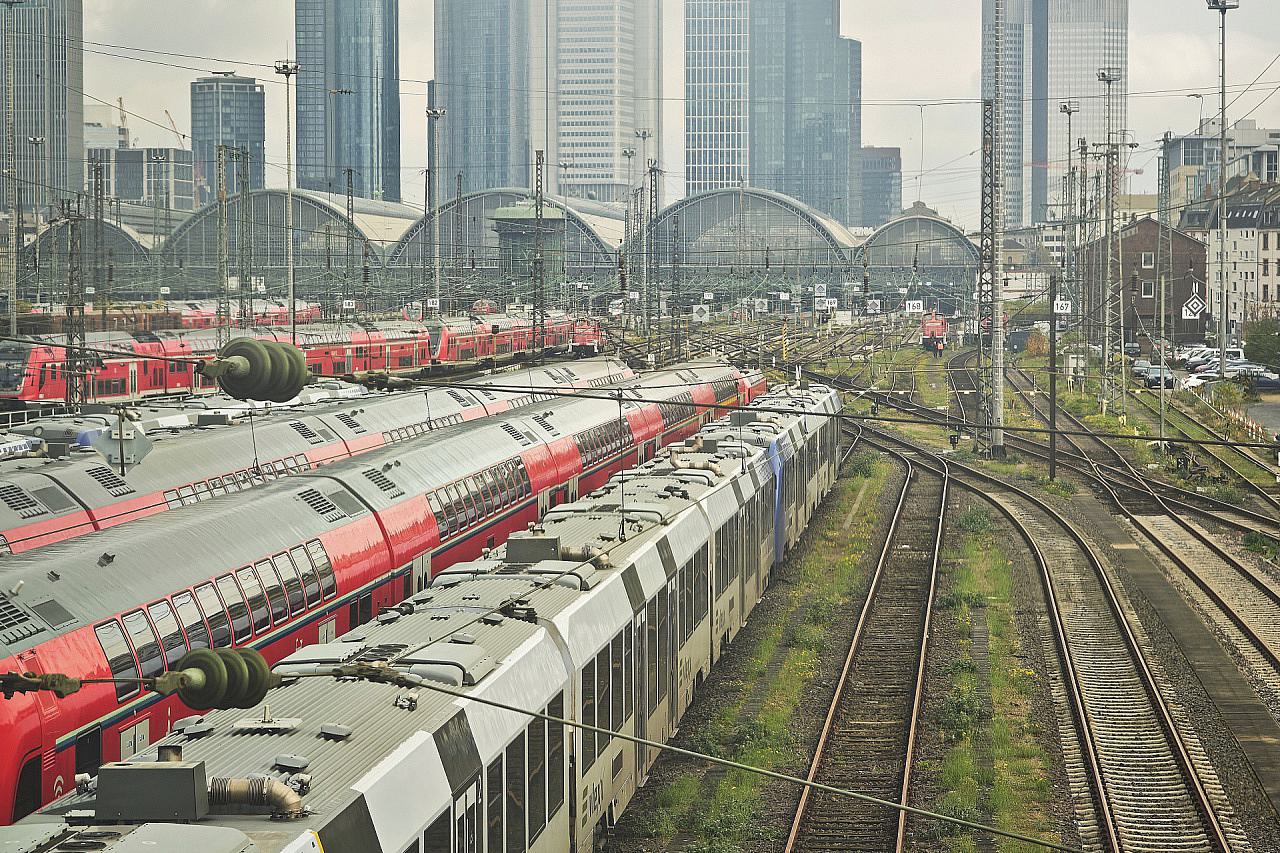 Deutsche Bahn 2025: Mehr Fahrgäste und operative Gewinne, aber weiter Milliardenverlust