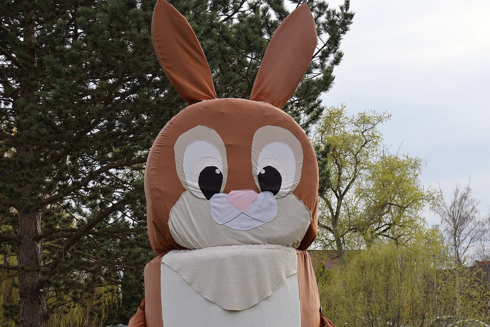 Osterfeuer in Meuschau: Bratwurstduft, Osterhasen und ein ganzer Ort auf den Beinen