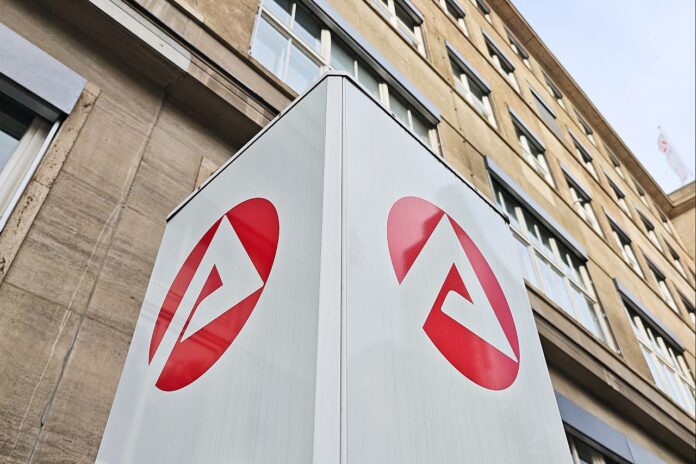 Schild der Agentur für Arbeit vor einem Gebäude, Symbolbild zum Arbeitsmarkt in Sachsen-Anhalt