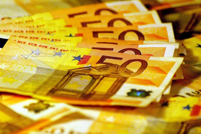 Euro-Banknoten (Symbolbild) Mehrere Euro-Banknoten, darunter 50-Euro-Scheine, liegen übereinander.