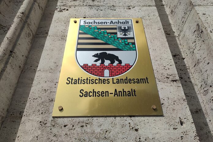 Messingschild mit Wappen und Schriftzug Statistisches Landesamt Sachsen-Anhalt an einer Hauswand